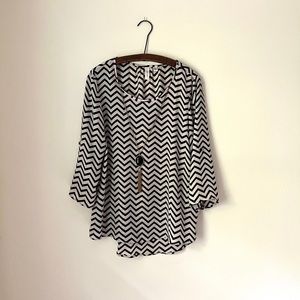 Monochrome Chevron Zig Zag Tunic + Clasp-on Costume Necklace Versatile Styling M